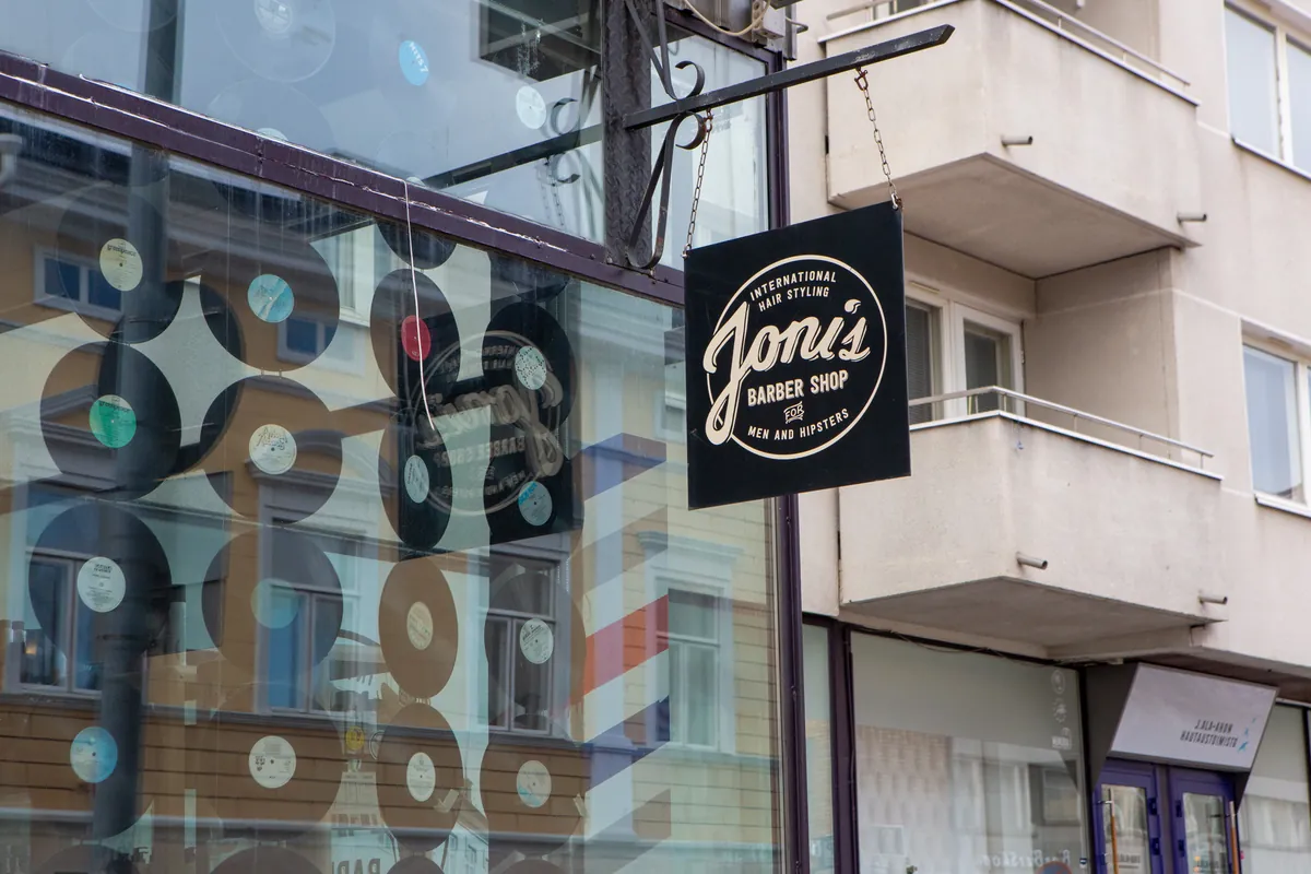 Joni’s Barber Shopin ikkuna ja kyltti Isokadulla